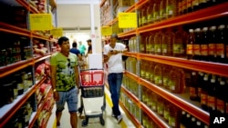 Cuba has opened a shop in Havana that could operate as the country’s first wholesale store for the new private sector. This shop will offer products in bulk, or large amounts, at lower prices than in regular stores. 