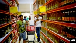 Los compradores se han volcado a visitar la nueva tienda de productos a granel en La Habana.