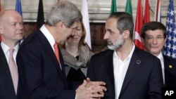 U.S. Secretary of State John Kerry talks to Syrian opposition coalition leader Mouaz al-Khatib. (Feb. 28, 2013)