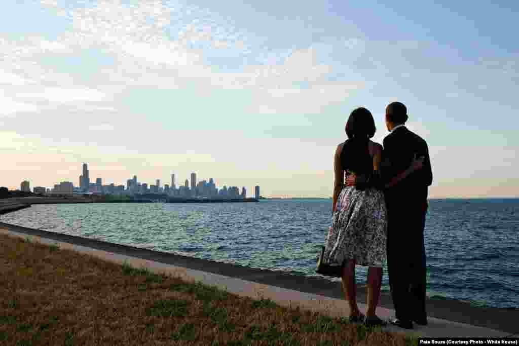 Michelle et Barack Obama devant leur ville natale, Chicago, le 15 juin 2012.