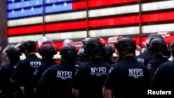 Para polisi dari Departemen Kepolisian New York berjaga saat demo anti-rasisme di Times Square, Manhattan, Kota New York, 1 Juni 2020. (Foto: Mike Segar/Reuters)
