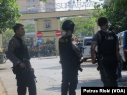 Polisi melakukan penjagaan ketat di salah satu akses menuju Mapolrestabes Surabaya pasca serangan bom bunuh diri. (VOA/Petrus)