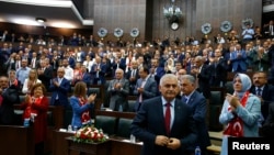بینالی ییلدیریم نخست وزیر ترکیه در حال آماده شدن برای ایراد سخنرانی در پارلمان - ۲۹ تیر ۱۳۹۵ 