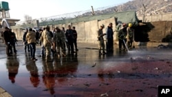Lực lượng an ninh Afghanistan tại hiện trường một cuộc tấn công tự sát tại Kabul, Afghanistan, ngày 1/2/2016.