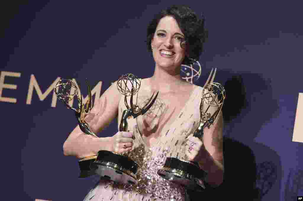 តារាសម្តែងស្រី Phoebe Waller-Bridge បង្ហាញអារម្មណ៍រំភើប បន្ទាប់ពីឈ្នះពានរង្វាន់តារាសម្តែងស្រីឆ្នើមក្នុងភាពយន្តភាគបែបកំប្លែង «Fleabag» អំឡុងពេលការពិធីប្រគល់ពានរង្វាន់ Primetime Emmy Awards នៅមហោស្រព Microsoft Theater ក្នុងក្រុង Los Angeles រដ្ឋ California កាលពីថ្ងៃទី២២ ខែកញ្ញា ឆ្នាំ២០១៩។ 
