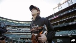 San Francisco Giants starting pitcher Tim Lincecum steps onto the field at the start of a baseball workout at AT&T Park in San Francisco, 25 Oct. 2010