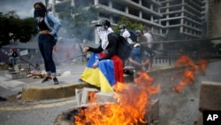 Para demonstran anti pemerintah memrotes pembentukan Dewan Konstituante dalam aksi di Caracas, Venezuela (4/8). Lebih dari 120 orang tewas dan ribuan ditangkap dalam kerusuhan yang telah berlangsung selama empat bulan di Venezuela.