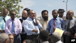Peter O'Neill, center, addresses supporters in Port Moresby, Papua New Guinea, December 15, 2011.