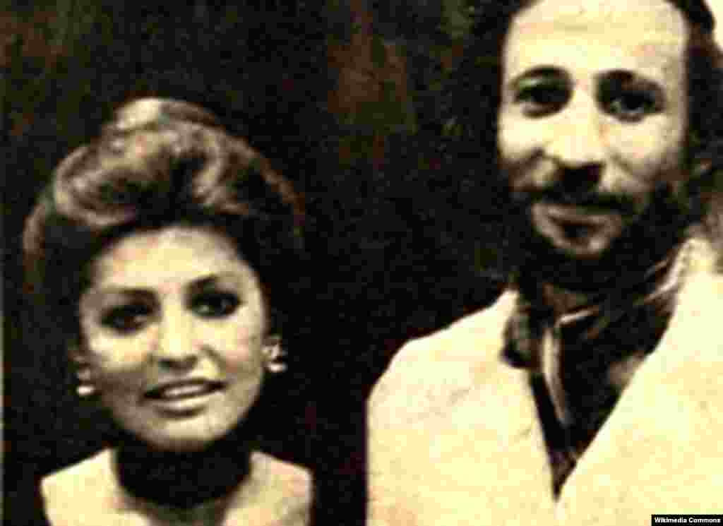 فرشید رمزی، تهیه‌کننده و برنامه ساز تلویزیون ملی ایران در سال های پیش از انقلاب در یکی از خانه های سالمندان کرج درگذشت. در این عکس رمزی در کنار گوگوش است.