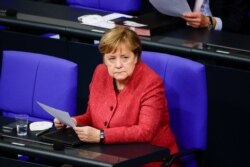 Kanselir Jerman Angela Merkel dalam sidang perlemen rendah Jerman, Bundestag di Berlin, Jerman, 9 Desember 2020.