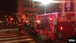 Seorang petugas pemadam kebakaran bekerja di lokasi ledakan (17/9). Manhattan, New York (foto: C. Mendoza/VOA)
