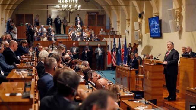 美国国务卿蓬佩奥在布拉格的捷克议会参议院发表演讲。（2020年8月12日）