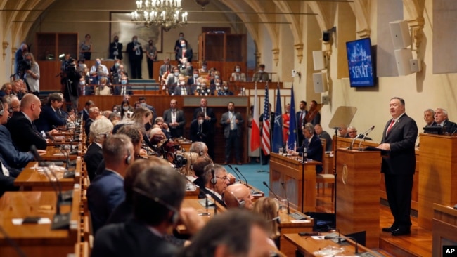 美国国务卿蓬佩奥在布拉格的捷克议会参议院发表演讲。(2020年8月12日)