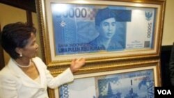 Miranda Goeltom, saat masih menjabat Deputi Gubernur Senior BI, memperkenalkan uang rupiah baru (foto: September 2005).