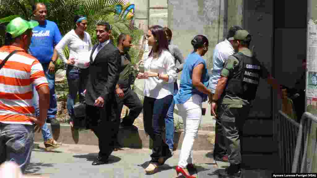 Aún cuando la ley establece que los juicios son públicos, a la depuesta diputada María Corina Machado le fue impedido el acceso al Palacio de Justicia para presenciar la audiencia contra López.