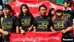 သတင်းမီဒီယာလွတ်လပ်ခွင့်အတွက် ဆန္ဒပြနေသူတချို့ (မှတ်တမ်းဓာတ်ပုံ)