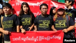 ရန်ကုန်မြို့မှာ သတင်းမီဒီယာလွတ်လပ်ခွင့်အတွက် ဆန္ဒပြနေကြတဲ့ မြင်ကွင်း။ (ဇန်နဝါရီ ၀၇၊ ၂၀၁၄)