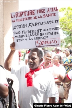 Mouvement d'humeur des praticiens hospitaliers, à Cotonou, Bénin, le 5 novembre 2017. (VOA/Ginette Fleure Adandé)