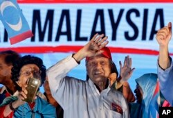 Former Malaysian strongman Mahathir Mohamad waves to the crowd during an election campaign in Kuala Lumpur, May 6, 2018.