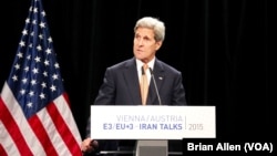 Ngoại trưởng Kerry và các đồng sự của 6 cường quốc nỗ lực đạt được thỏa thuận hạt nhân lịch sử tại Vienna, Áo, hôm 14/7/2015.
