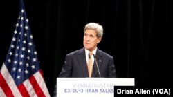 Menteri Luar Negeri AS John Kerry mendiskusikan detil kesepakatan nuklir, Vienna, Austria, 14 Juli 2015.