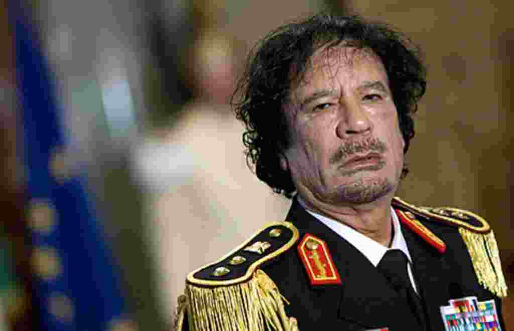 El ex líder libio Moammar Gadhafi durante una conferencia en el palacio Quirinale de Roma el 10 de junio de 2009.