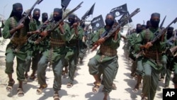 Tentara Al-Shabab sedang berlatih di pinggiran Kota Mogadishu, Somalia, 17 Februari 2011.
