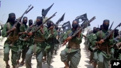 Chiến binh Al-Shabab hành quân với vũ khí trong cuộc tập trận ở vùng ngoại ô Mogadishu, Somalia, ngày 17 tháng 2 năm 2011. 