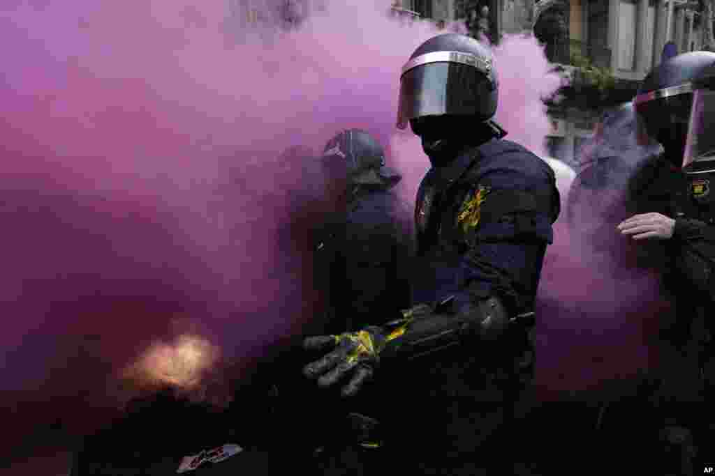 스페인 바르셀로나에서 카탈루냐주 독립을 지지하는 시위대원들이 정부 청사로 진입하려 하자 경찰관들이 막아서고 있다.