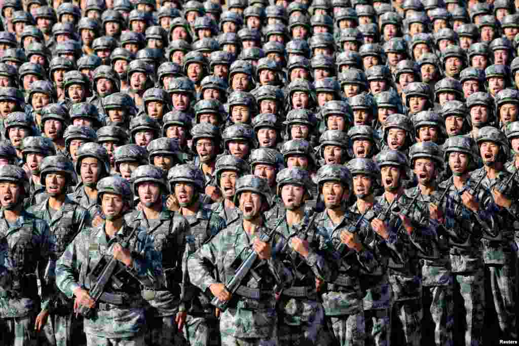 Para tentara China bersiap melakukan parade militer untuk memperingati HUT ke-90 lahirnya militer China di pangkalan Zhurihe, Mongolia Dalam.