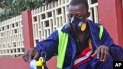 在利比里亞蒙羅維亞市的一名地鐵公司的僱員，在街道上噴灑，企圖以防止致命的伊波拉病毒的蔓延。