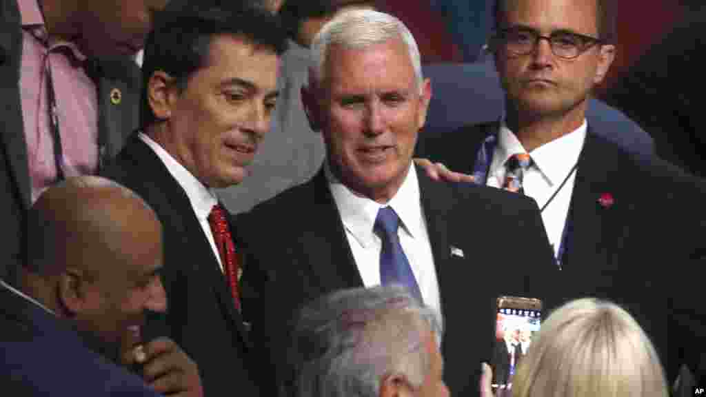Le gouverneur républicain Mike Pence, et l&#39;acteur Scott Baio posent pour une photo lors de la convention nationale républicaine à Cleveland, le 18 juillet 2016.