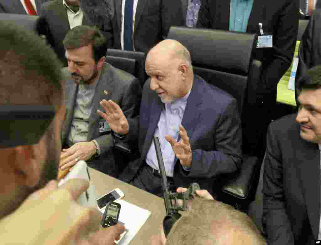 خبرگزاری آسوشیتدپرس عکس هایی از نشست امروز اوپک منتشر کرد. ایران و عربستان دو سوی این نشست هستند. گزارش‌ها می گوید اعضای اوپک برای تمدید ۹ ماهه پیمان کاهش تولید نفت توافق کردند. 