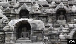 Candi Borobudur tertutup abu vulkanik dari Gunung Merapi.