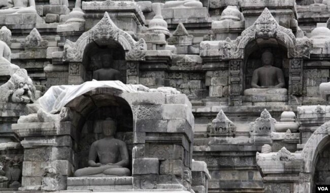 Candi Borobudur tertutup abu vulkanik dari Gunung Merapi.