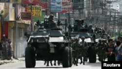 10일 필리핀 남부 삼보앙가 지역에서 군 병력이 이슬람 반군 세력을 진압하기 위해 이동 중이다.