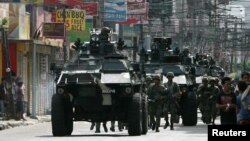 Tentara pemerintah Filipina dengan persenjataan lengkap dikerahkan untuk memperkuat penjagaan di kota Zamboanga, dalam menghadapi serangan Front Pembebasan Nasional Moro (MNLF) (10/9).