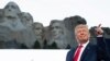 Le président américain Donald Trump participe à la fête de l'indépendance au Mont Rushmore à Keystone, dans le Dakota du Sud, le 3 juillet 2020.(Photo by SAUL LOEB / AFP)