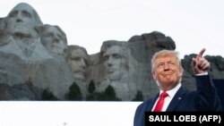 Le président américain Donald Trump participe à la fête de l'indépendance au Mont Rushmore à Keystone, dans le Dakota du Sud, le 3 juillet 2020.(Photo by SAUL LOEB / AFP)