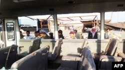 Іракці оглядають пошкоджений вибухом автобус у Багдаді