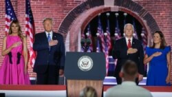 Pas fjalimit të nënpresidentit Mike Pence, në skenë u ngjitën Presidenti Donald Trump, Zonja e Parë, Melania Trump, dhe gruaja e nënpresidentit, Karen Pence. Ata vunë dorën në zemër, ndërsa dëgjonin himnin amerikan.