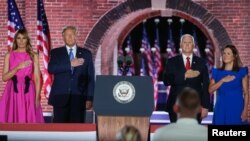 Presiden AS Donald Trump, Ibu Negara Melania Trump, Wapres AS Mike Pence dan istrinya, Karen Pence memberikan penghormatan saat Lagu Kebangsaan AS dikumandangkan oleh Trance Atkins dalam Konvensi Partai Republik di Fort McHenry, Baltimore, Maryland, 26 Agustus 2020. 