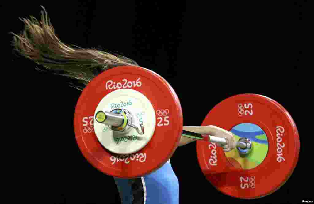 Joana Palacios (ARG) of Argentina competes in the women&#39;ts 63kg weightlifting final at the Rio 2016 Olympic Games in Rio de Janeiro, Brazil.