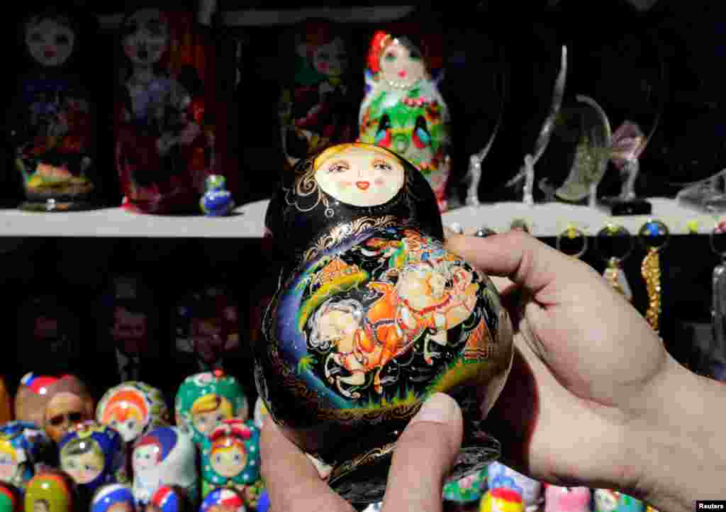 بازار داغ فروش عروسکهای روسی «ماتروشکا». عروسکهای ماتروشکا یکی از یادگاری ها و سوغاتی های نمادین روسیه است.