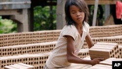 Một bé gái Campuchia đang làm việc tại một xưởng làm gạch ở làng Chheuteal, tỉnh Kandal, cách thủ đô Phnom Penh 27 cây số.