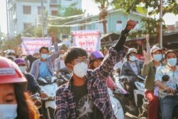 Aksi unjuk rasa di Mandalay, Myanmar, 16 Mei 2021. (Foto: REUTERS)