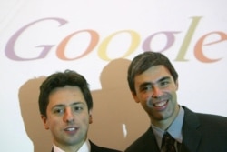 Pendiri Google Sergey Brin (kiri) dan Larry Page di Frankfurt Book Fair, Jerman, 7 Oktober 2004. (Foto: JOHN MACDOUGALL / AFP)