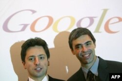Pendiri Google Sergey Brin (kiri) dan Larry Page di Frankfurt Book Fair, Jerman, 7 Oktober 2004. (Foto: JOHN MACDOUGALL / AFP)
