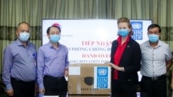Đại diện UNDP tặng 20 ngàn khẩu trang cho Việt Nam. Photo VNA