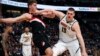 Nikola Jokić u duelu sa Majersom Leonardom u prvom poluvremenu utakmice Denver - Portland u "Pepsi centru" (Foto: AP/David Zalubowski)